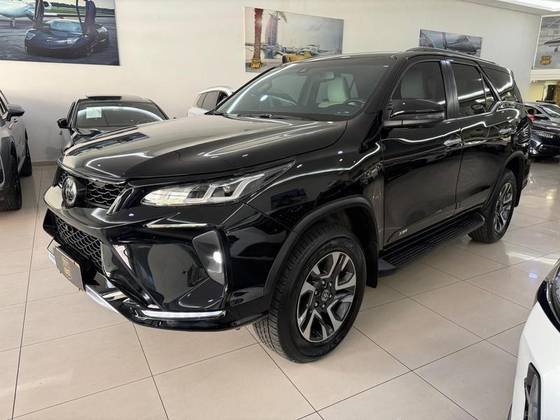 TOYOTA HILUX SW4 2.8 D-4D TURBO DIESEL DIAMOND 7L 4X4 AUTOMÁTICO